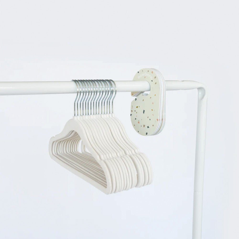 Set de Separadores + Set de 15 Colgadores de Terciopelo Antideslizantes para Ropa de Bebés y Niños - Crema | 3 Sprouts (Copia)