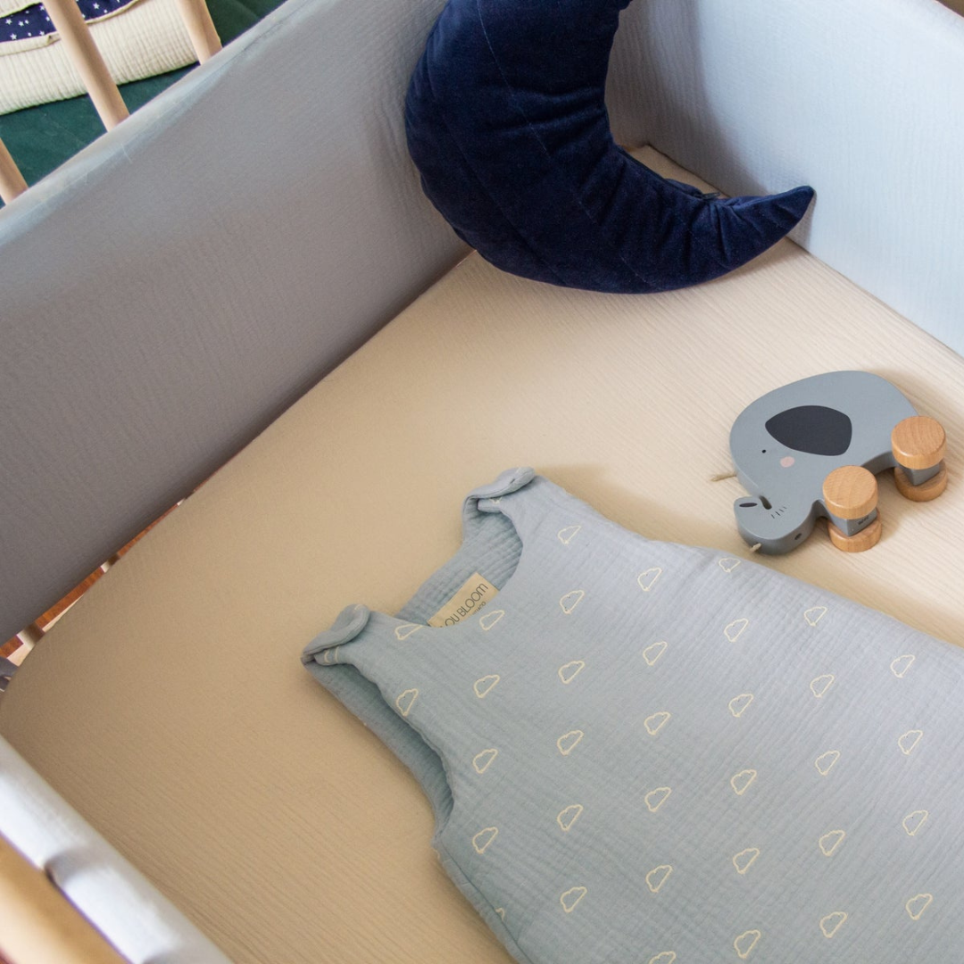 Protector de Cuna de Muselina en Algodón Orgánico - Celeste Liso | LOU BLOOM