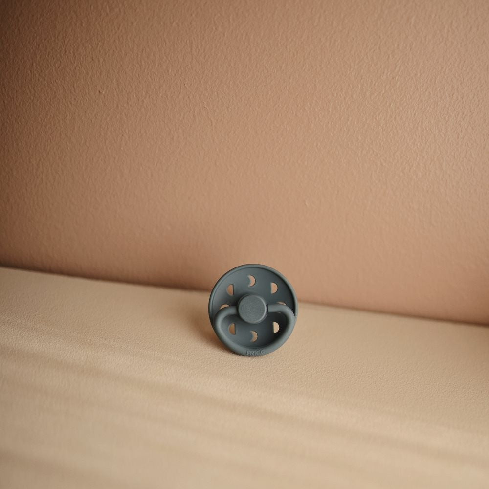 Pack de 2 Chupetes de Latex - Moon Phase - Powder Blue / Slate | FRIGG