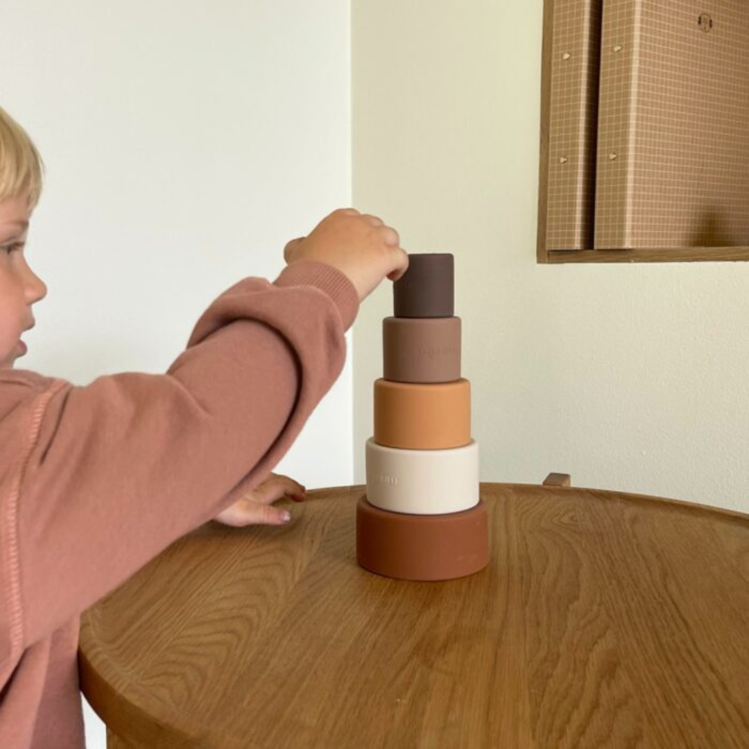 Torre Apilable de Silicona Vanja - Color Marrón | Nuuroo