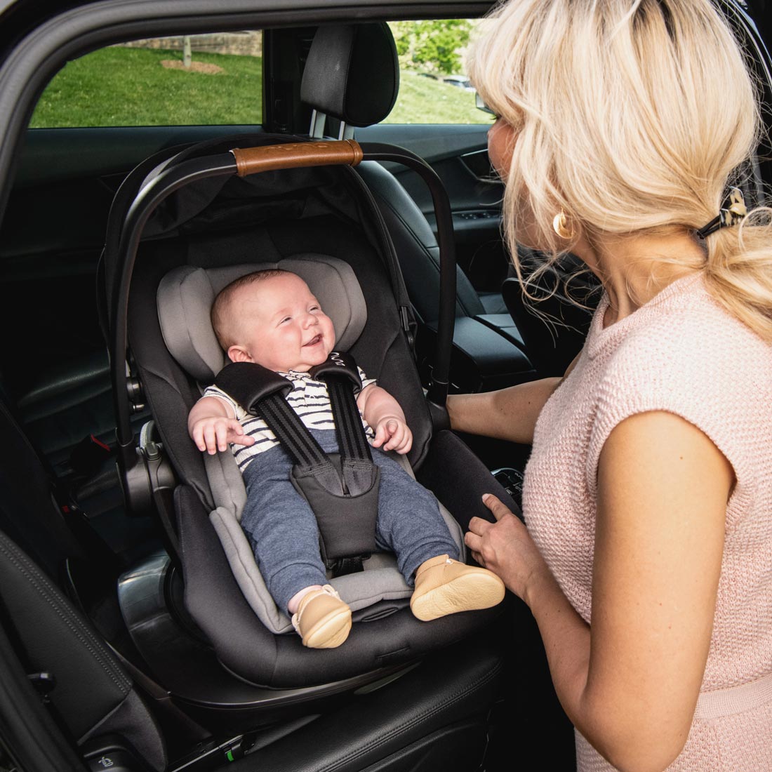 Silla de Auto Nido Arra™ Next - Caviar | Nuna