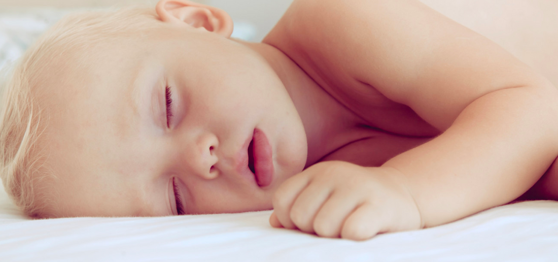 Qué ropa hay que ponerle a un bebé para dormir (y cómo comprobar