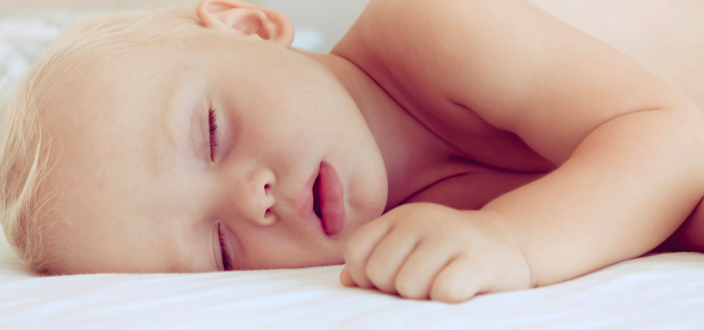 ¿A qué edad puede mi bebé dormir con una almohada?