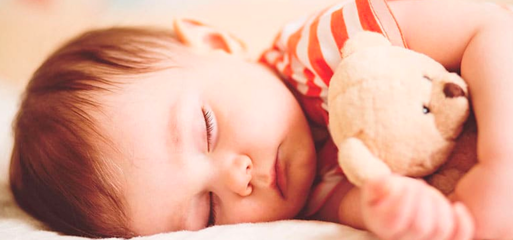 Guía para enfrentar las siestas cortas de tu bebé en sus primeros meses de vida