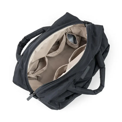 Bolso Maternal Acolchado con Mudador Portátil - Negro | Done by deer