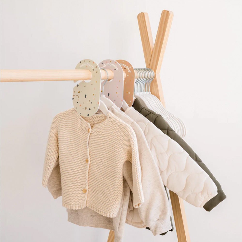 Set de Separadores + Set de 15 Colgadores de Terciopelo Antideslizantes para Ropa de Bebés y Niños - Crema | 3 Sprouts (Copia)