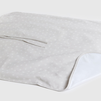 Mochila Maternal Quilt - Beige con Flores Blancas | Lounge