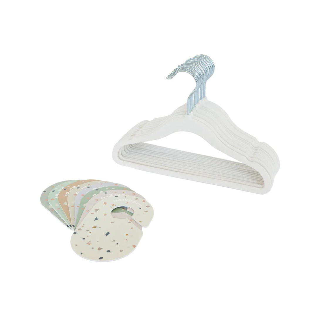 Set de Separadores + Set de 15 Colgadores de Terciopelo Antideslizantes para Ropa de Bebés y Niños - Crema | 3 Sprouts (Copia)