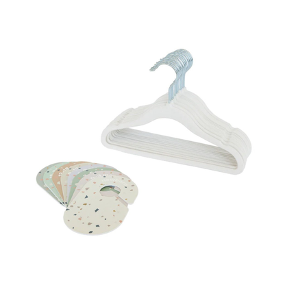 Set de Separadores + Set de 15 Colgadores de Terciopelo Antideslizantes para Ropa de Bebés y Niños - Crema | 3 Sprouts (Copia)