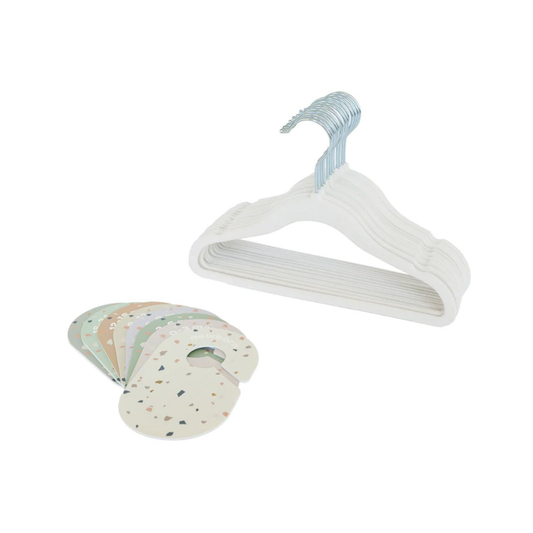 Set de Separadores + Set de 15 Colgadores de Terciopelo Antideslizantes para Ropa de Bebés y Niños - Crema | 3 Sprouts (Copia)