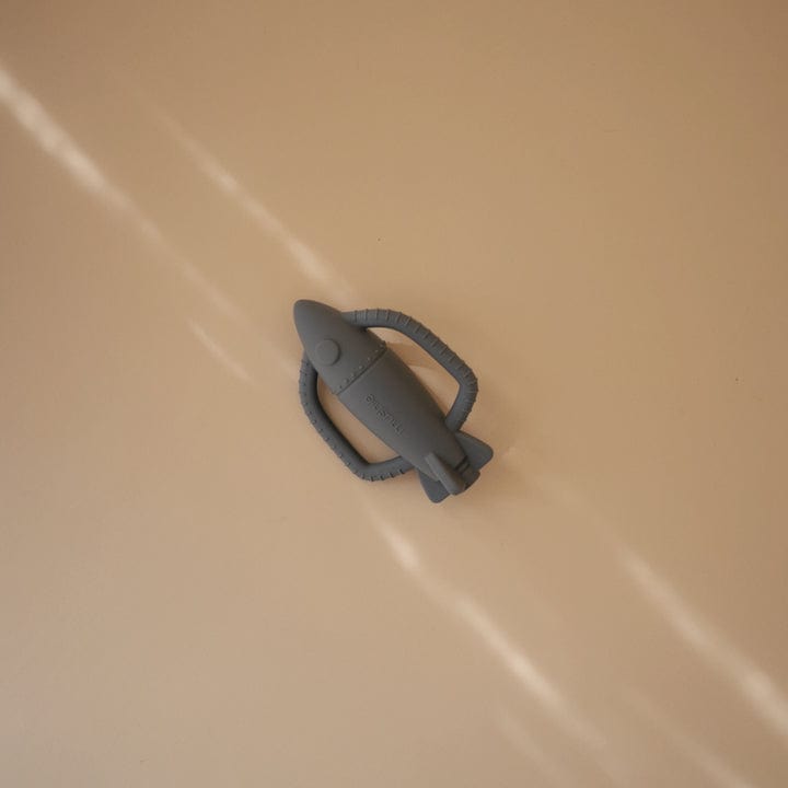 Mordedor y Sonajero Cohete - Tradewinds | Mushie