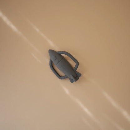 Mordedor y Sonajero Cohete - Tradewinds | Mushie