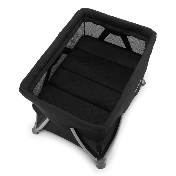 Cuna de Viaje Sena™ Aire - Caviar | Nuna