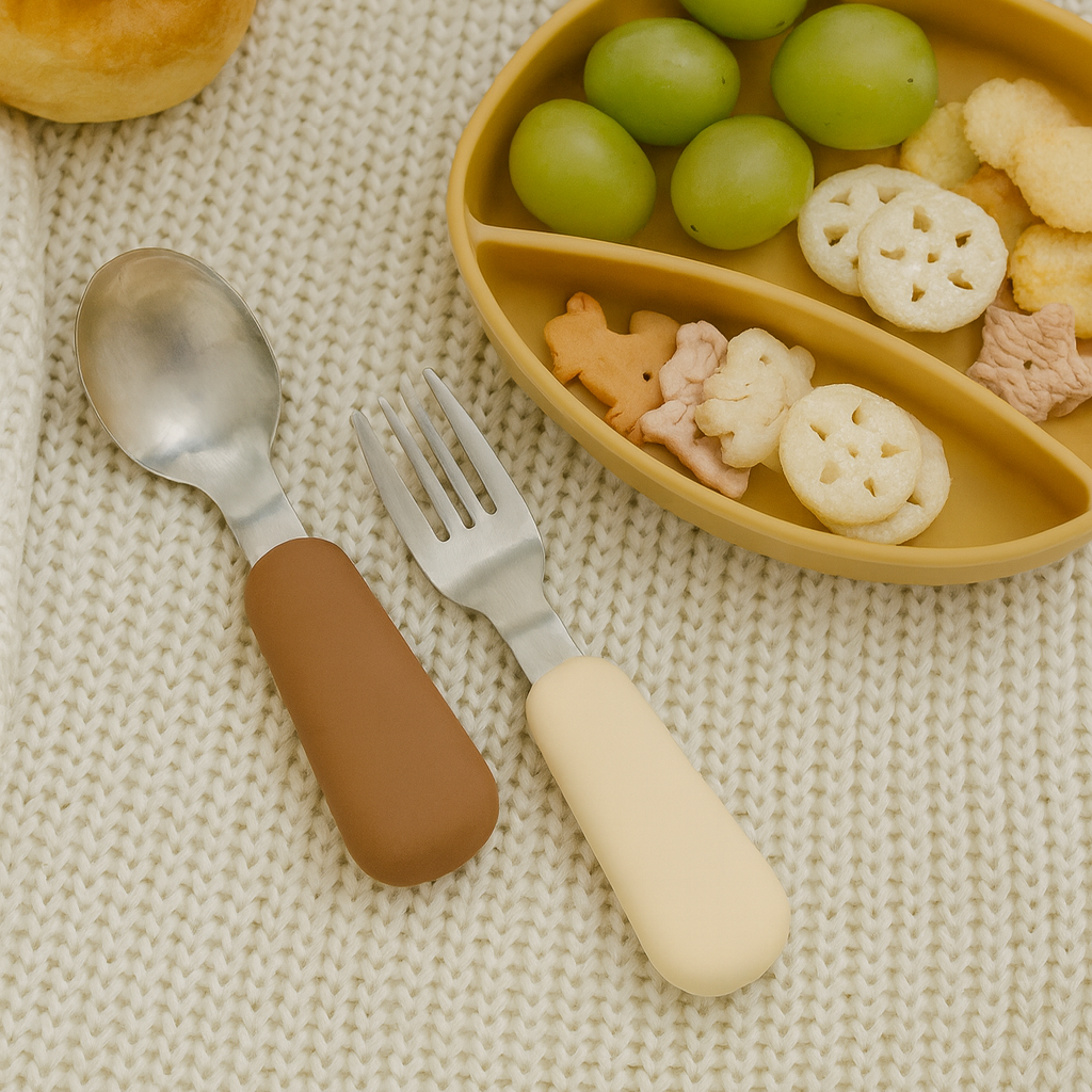 Set de Cuchara y Tenedor de Acero con Mango de Silicona - Lino | Mamás Mateas