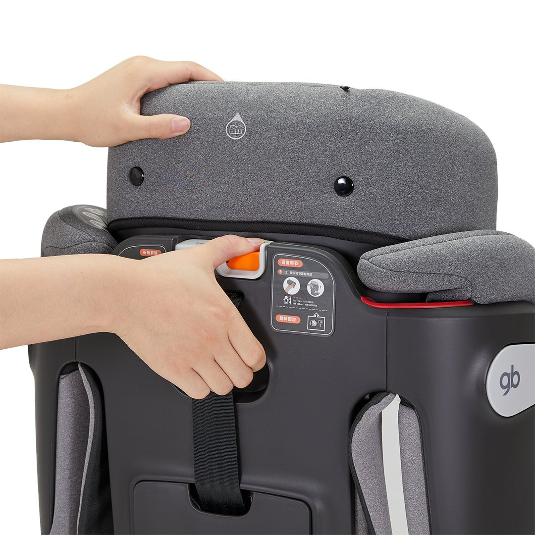 Detalle de mano ajustando reposacabeza de Silla de auto Combinada Pockit Armor de GB