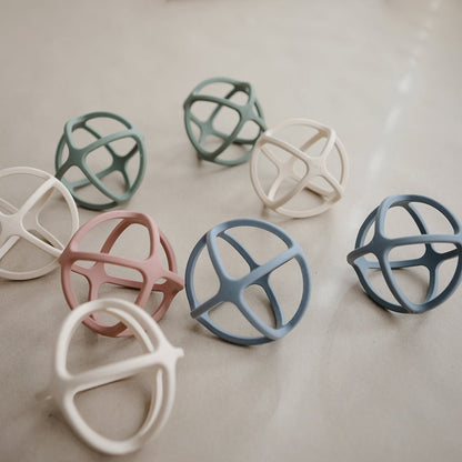 Mordedor de Pelota Tradewinds Mushie (7489929511162) (7556338417914) (7556340515066) (7556344119546)